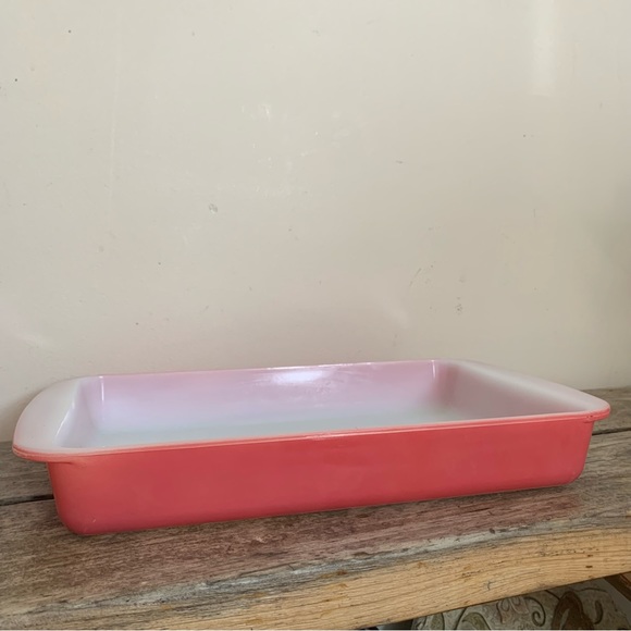 Vintage Pyrex Flamingo pink 232 2Q baking pan - Picture 1 of 7